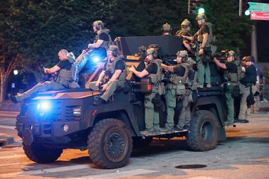 O echipă SWAT, la protestele din 2020 din Atlanta, Georgia | FOTO: Hepta