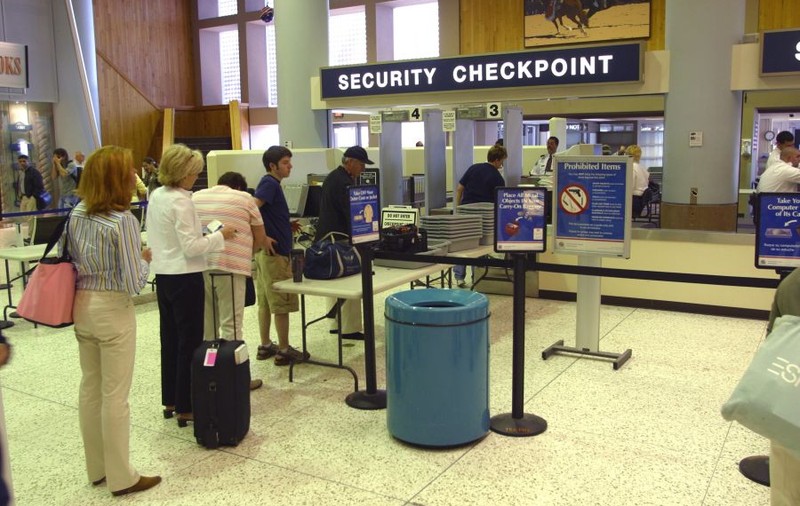 UN FOST AGENT DE SECURITATE AEROPORTUARĂ ARUNCĂ BOMBA! Aparatele de SCANARE, periculoase pentru SĂNĂTATE!