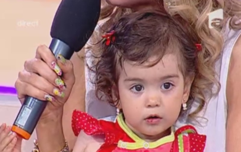 Ce drăguţă e fetiţa Danielei Gyorfi! Vezi şi ce limbi străine învaţă la un an