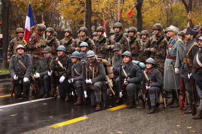 Militari îmbrăcați cu uniforme din Primul Război Mondial au făcut fotografii de grup cu militari îmbrăcați în uniformele „moderne”