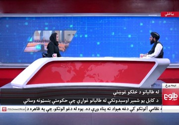 Beheshta Arghand discută cu Abdul Haq Hammad, un purtător de cuvânt al talibanilor FOTO Profimedia