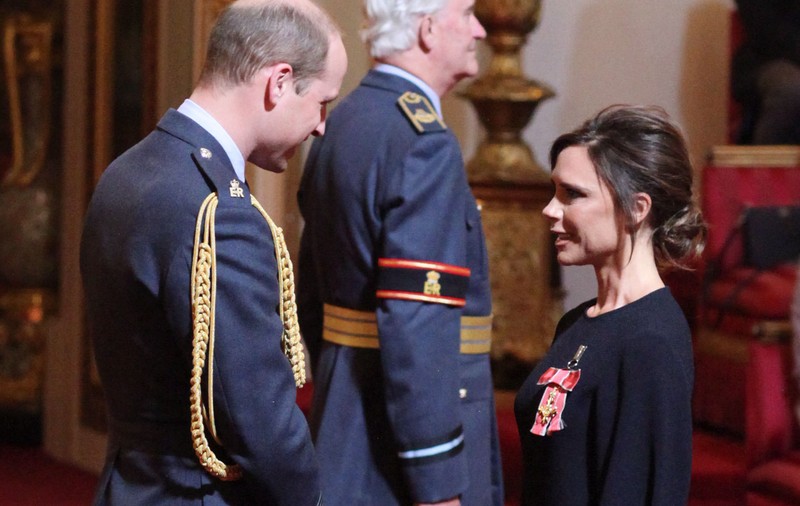 Victoria Beckham a fost decorată de Prințul William