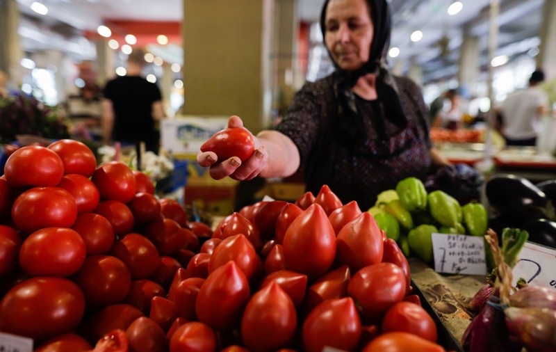 Cum se vede prețul roșiilor românești de cele două părți ale tarabei. Producători: „Pentru noi, e mic, pentru consumatori, mare. De la 1 iunie vor fi 5 lei”