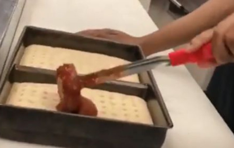 VIDEO | Un angajat al unui fast-food a fost filmat scuipând în mâncarea unui client