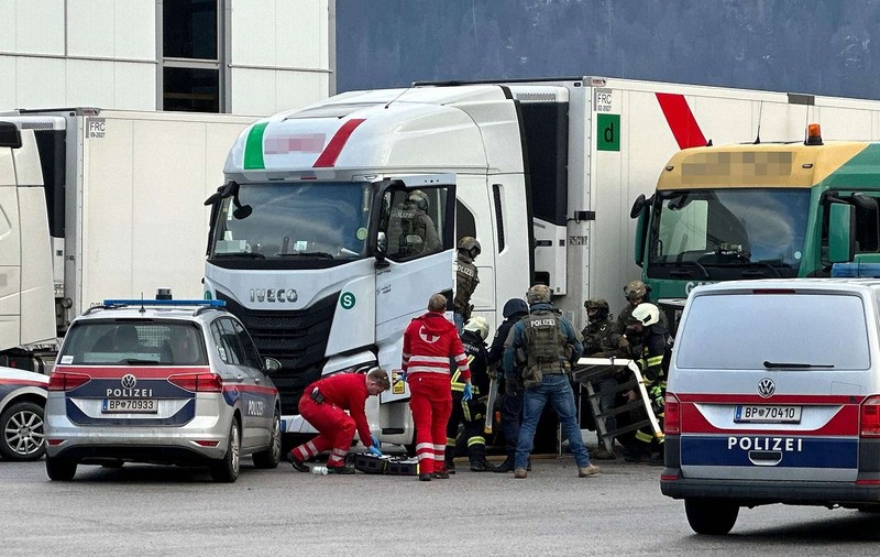Șofer român de TIR baricadat în cabină, luat cu asalt de trupele speciale Cobra, într-o parcare din Austria. Dus cu elicopterul la spital, viața lui e în pericol