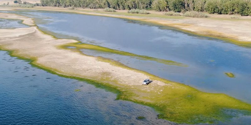 Un șofer a mers cu mașina pe mijlocul Dunării, în luna iulie Foto: Captură de ecran Youtube/ Mihai Popescu