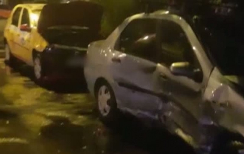 Accident în Capitală cu trei maşini implicate. O adolescentă a fost transportată la spital