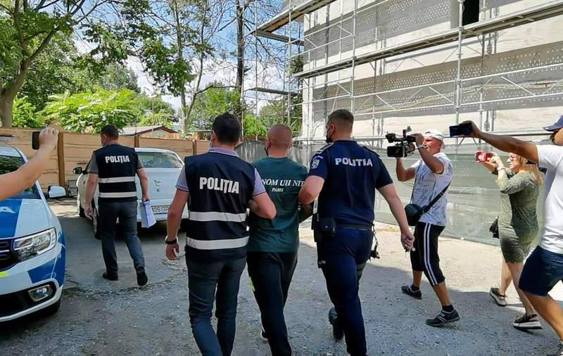 Bărbatul care a aruncat cu scaune şi sticle în trecători la Mamaia, eliberat sub control judiciar