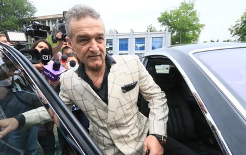 Ţinut în joc de glezne, Reghe speră într-o minune! ”Am vorbit cu Gigi”