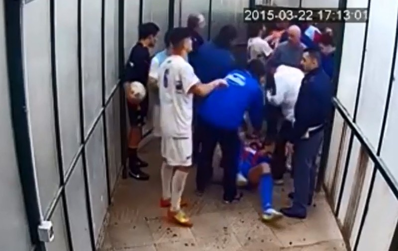 Cea mai DURĂ BĂTAIE din fotbal. S-au ciomăgit la vestiare! / VIDEO INTERZIS MINORILOR