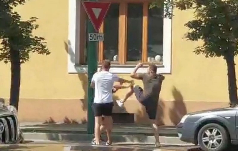 VIDEO|Scene violente. Doi șoferi din Timișoara și-au cărat pumni și picioare, iar polițiștii i-au trimis acasă fără să-i sancționeze