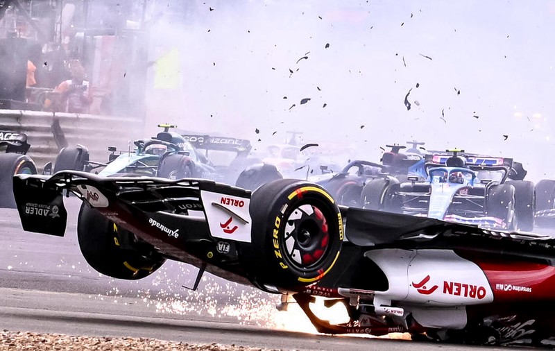 Filmare cu accidentul teribil al pilotului Zhou Guanyu, difuzată de Formula 1. Ce l-a salvat pe chinez