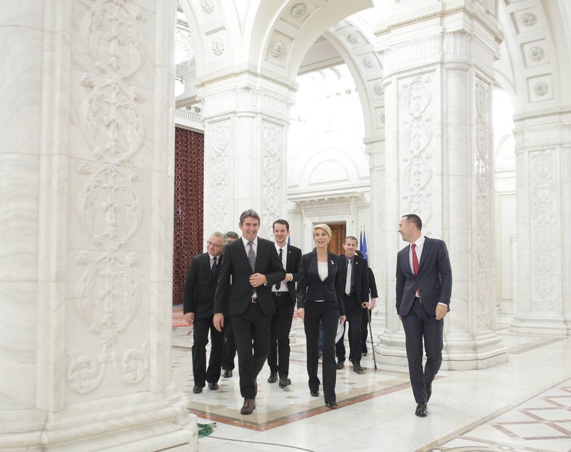 Prima moțiune de cenzură împotriva Guvernului Tudose, depusă în Parlament; Liberalii au strâns 148 de semnături / FOTO&VIDEO
