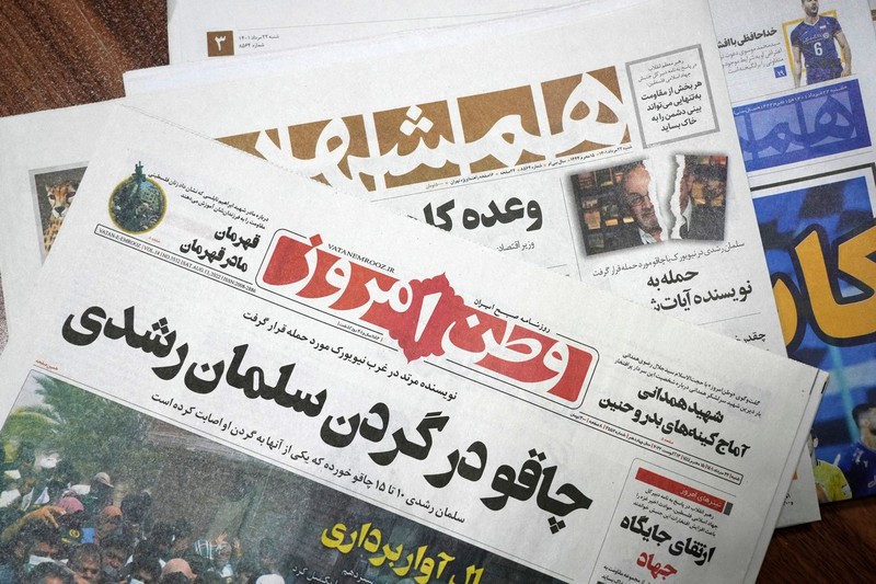 Primele pagini ale ediției din 13 august a ziarelor iraniene, Vatan-e Emrooz, pe prima pagină, cu titlul în farsi: "Cuțitul în gâtul lui Salman Rushdie", și Hamshahri, pe ultima pagină, cu titlul: "Atac asupra scriitorului Versetelor satanice". Foto Profimedia