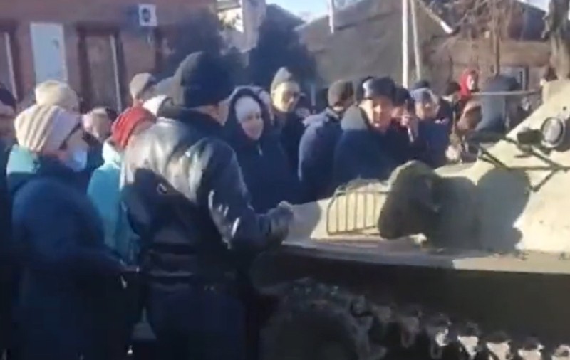 VIDEO | Ucraineni neînarmați în fața militarilor ruși care le spun că au venit să îi elibereze: „Plecați de aici!”