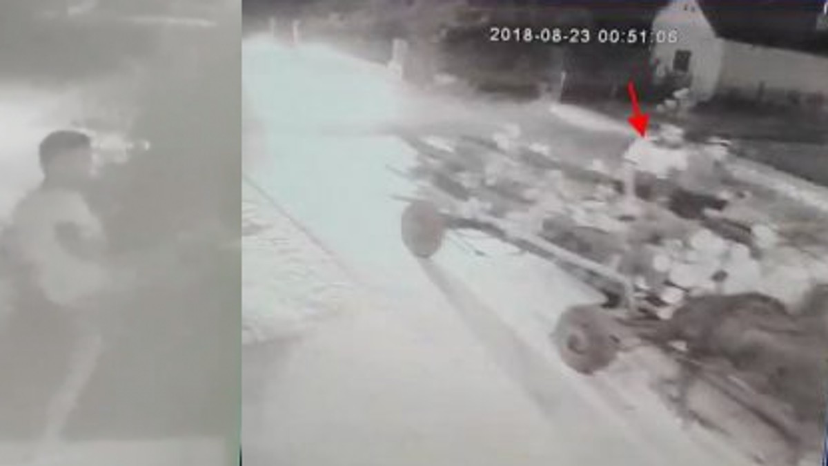 Primarul din Gura Foii a fost amenințat cu moartea de un fost jandarm. imagine cu agresorul, surprinsă de camerele de supraveghere
