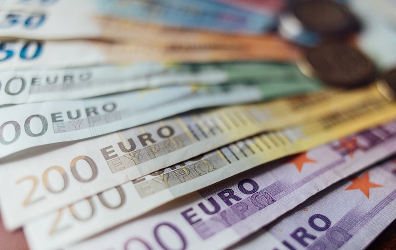 Curs valutar 15 octombrie 2019 | Leul câştigă teren în raport cu euro, dar pierde în faţa dolarului american. Unde găsești cel mai bun curs valutar
