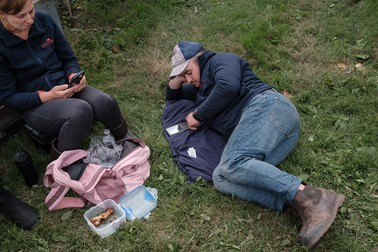 Daniel Tucă, tractorist, și Alexandra Scarlat, farm superviser, în pauza de prânz la ferma Old Parsonage. Cobham, Kent, septembrie 2021