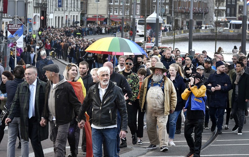 Sute de bărbați s-au ținut de mână în Olanda într-un marș de protest față de atcurile homofobe din ultima perioadă