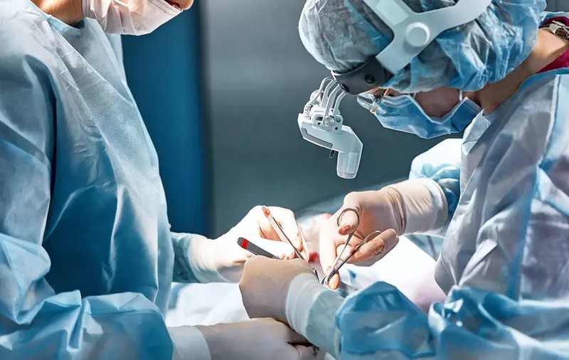 Viețile mai multor tineri, salvate de o fetiță de 6 ani aflată în moarte cerebrală după un accident. Familia a acceptat să-i fie donate organele