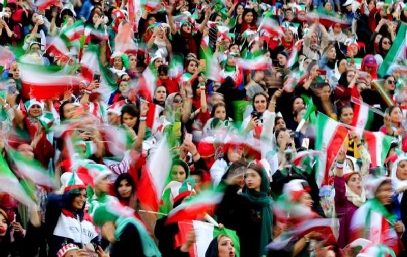 Mii de femei la meciul Iran- Cambodgia 14-0. E prima dată când au avut voie să își cumpere singure bilete