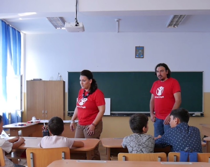 VIDEO/ Singuri acasă, împreună la centrele “Salvați Copiii”. Părinții, înlocuiți de psihologi și asistenți sociali
