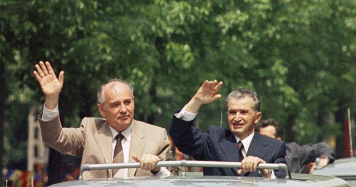 Nicolae Ceaușescu, într-o imagine din 1987 lângă Gorbaciov, pe bulevardul Kiseleff din București, a condus România din 1965, până în 1989. Foto: Profimedia
