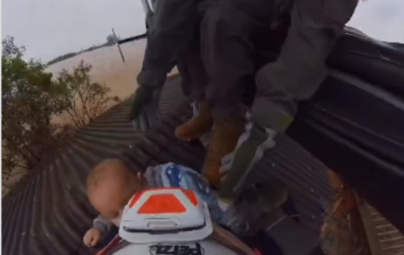 Momentul în care armata salvează un bebeluș prin acoperiș, în timpul inundațiilor devastatoare din Brazilia | VIDEO