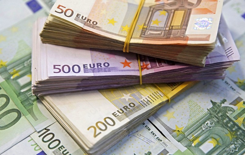 Peste 28 de milioane de euro în bancnote false, confiscate în Italia. O tiparniță a fost găsită în România