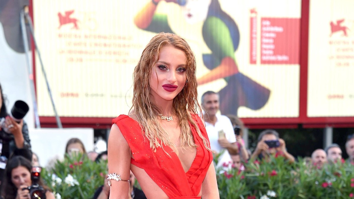 Cea mai provocatoare apariție la Festivalul de Film de la Veneția. A venit fără lenjerie intimă pe covorul roșu