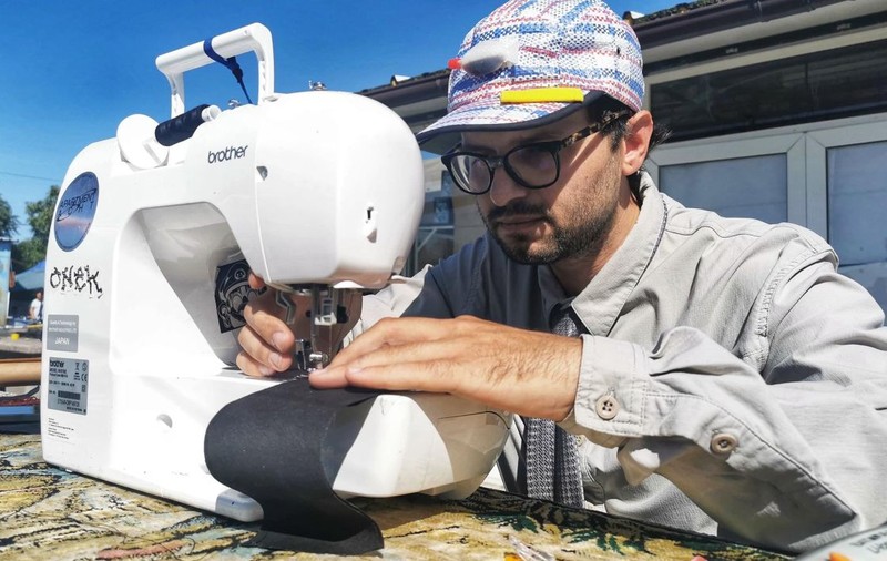 O carpetă a devenit geacă, la Timișoara. ONEK, livratorul-croitor, a început să transforme produsele second în pandemie