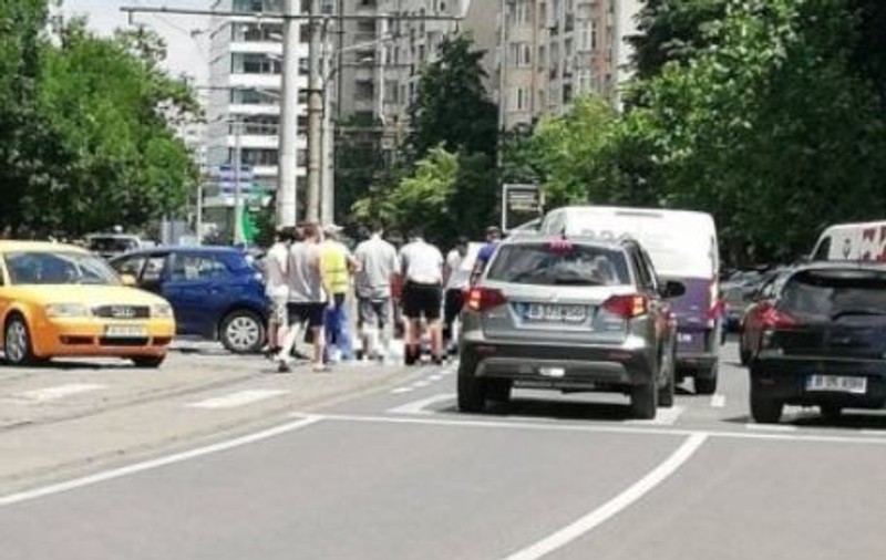 Un poliţist rutier aflat pe motocicletă, rănit după ce a fost lovit de o mașină, în București