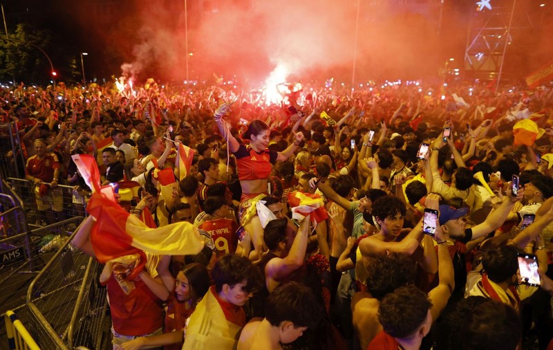 Sărbătoare în Spania. Zeci de mii de fani au ieșit pe străzile din Madrid după victoria cu Argentina din finala Cupei Mondiale 2026