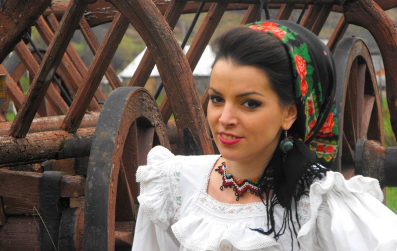 Cum îşi întreţin vedele noastre tenul: Maria Luiza Mih recomandă masca cu miere si hrean