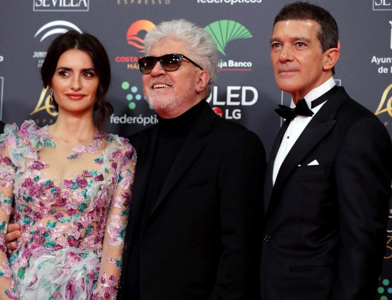 Penelope Cruz, Pedro Almodovar și Antonio Banderas la Goya Awards FOTO: EPA
