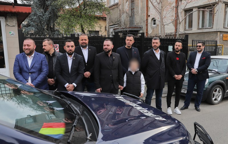 Cine sunt cei nouă bărbați în sacou ieșiți să întâmpine procesiunea de Florii? Legăturile lor cu Piedone junior și Primăria Sectorului 5