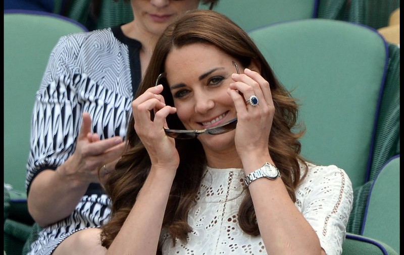 KATE MIDDLETON, LĂUDATĂ în ÎNTREAGA LUME! ŞI-a ARĂTAT BURTICA RĂMASĂ după NAŞTERE la doar câteva ZILE după ce A DEVENIT MĂMICĂ!