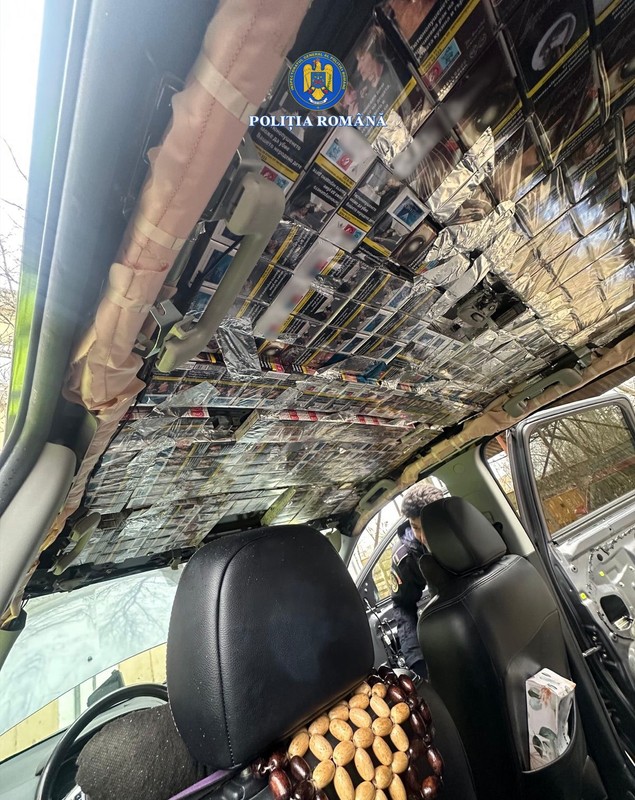 Un șofer a ascuns 8 metri pătrați de pachete cu țigări într-o Dacia Duster, la Roșiorii de Vede
