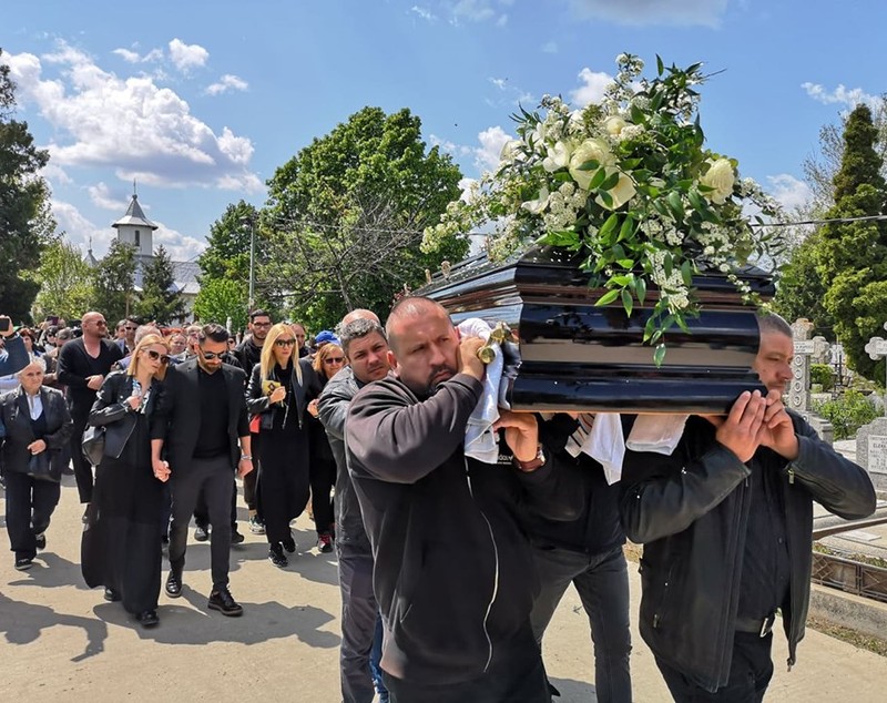 UPDATE | Răzvan Ciobanu, condus pe ultimul drum. Creatorul de modă a fost înmormântat | VIDEO