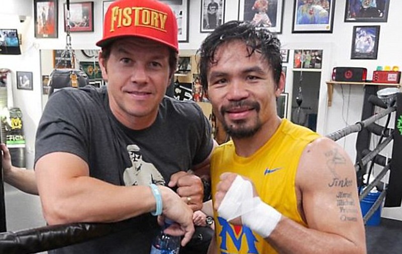 Manny Pacquiao este susținut de actorii americani Mark Wahlberg și Mario Lopez