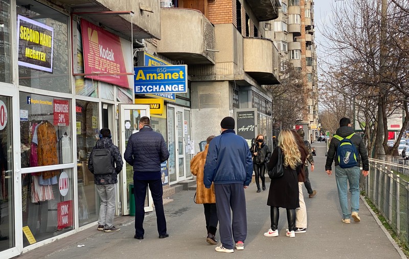 Românii apelează din ce în ce mai des la casele de amanet: „Ne vindem ce-avem prin casă”