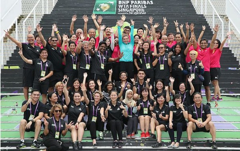 Halep s-a fotografiat cu voluntarii Turneului Campioanelor de la Singapore. Vineri e tragerea la sorți a grupelor
