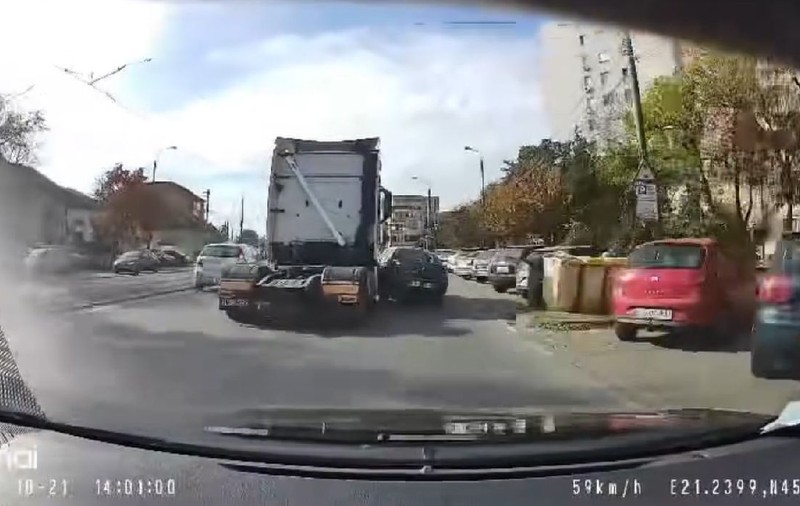 Momentul în care un TIR agață o mașină și o târăște zeci de metri pe șosea, în Timișoara