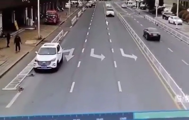 Câine surprins la volanul unei mașini pe o șosea din China. A lovit de mai multe ori un parapet, apoi a fugit
