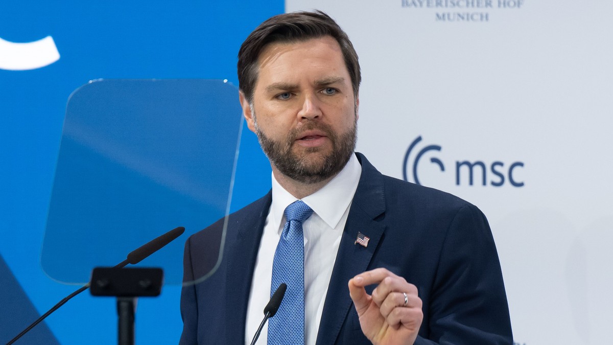 JD Vance surprins în timp ce vorbește în cadrul celei de-a 61-a Conferințe privind securitatea de la München.