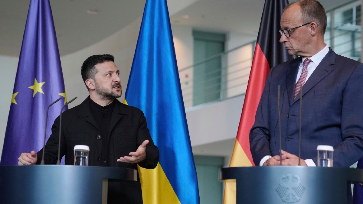 Volodimir Zelenski îl privește pe Friedrich Merz în timpul unei întâlniri