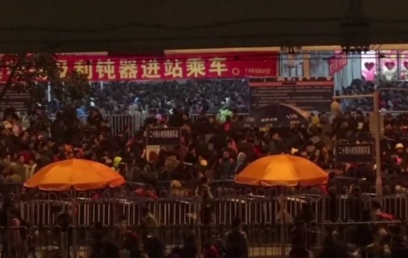 Zăpada a blocat 100.000 de chinezi în gara din Guangzhou | VIDEO