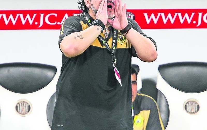 Diego Maradona s-a luat de Cosmin Olăroiu înaintea meciului direct de astăzi: «E obraznic şi nepoliticos»