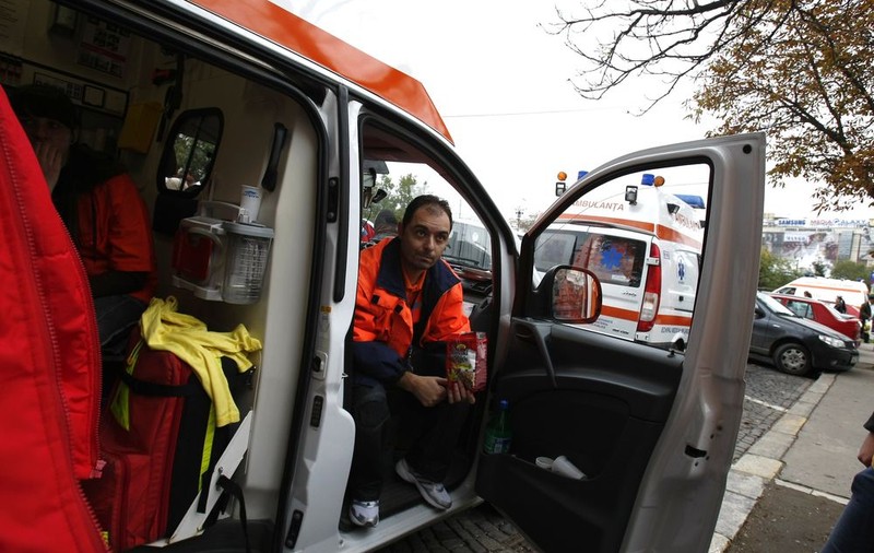 Două persoane au murit, după ce o utilitară s-a ciocnit cu un autocar în Mureş