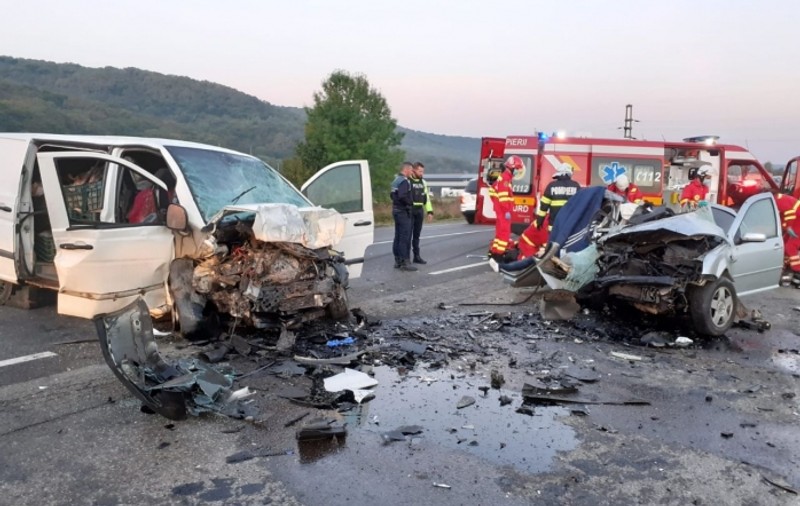 Doi șoferi din Cluj au murit pe loc, după ce s-au izbit frontal. Printre victime și un tânăr de 20 de ani